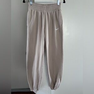 Nike Women’s fleece joggers in a loose fit